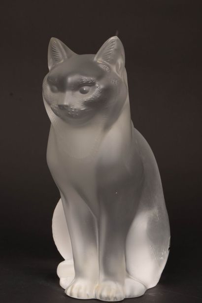 LALIQUE France.
Chat assis 
Sculpture en...