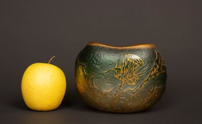 DAUM: 
Vase en cristal vert à décor gravé...