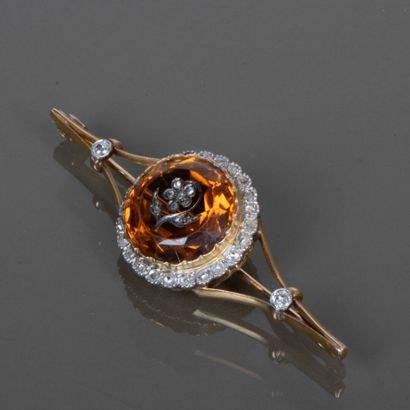Brooch in 750°. gold set with a topaz or...