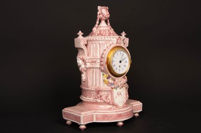 GIEN
Pendule borne en faïence à décor en...