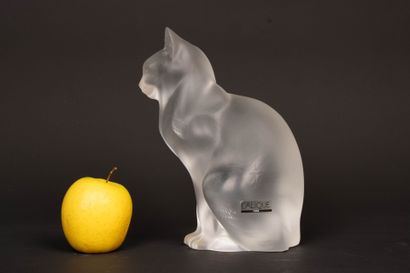 LALIQUE France.
Chat assis 
Sculpture en...