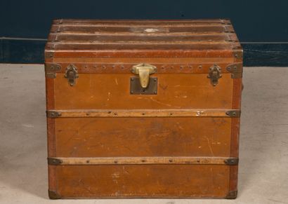 MOYNAT Malle de voyage en bois recouverte...