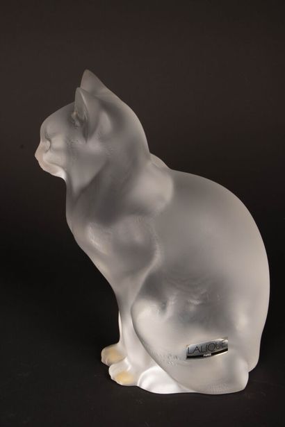 LALIQUE France.
Chat assis 
Sculpture en...