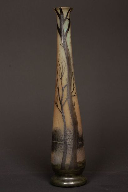 MULLER Frères.
Vase soliflore en verre dégagé...