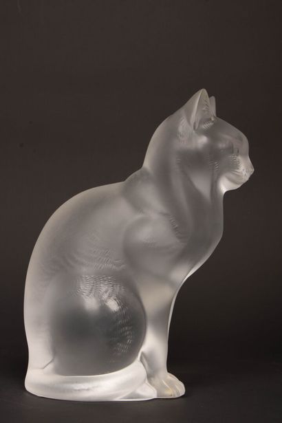 LALIQUE France.
Chat assis 
Sculpture en...