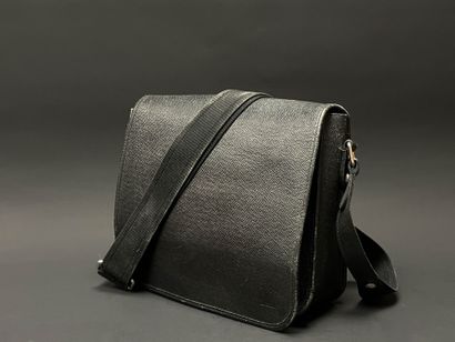 Louis VUITTON 
Mixed shoulder bag in black...