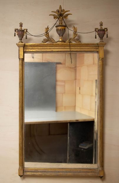Miroir de style Directoire surmonté de vasques...