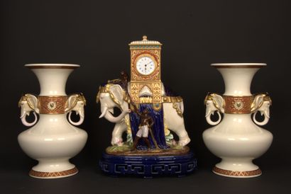 GIEN
Importante garniture à l'éléphant.
Composée...