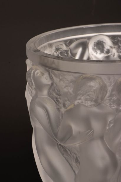 LALIQUE France. 
Vase modèle 