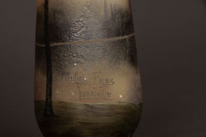 MULLER Frères.
Vase soliflore en verre dégagé...