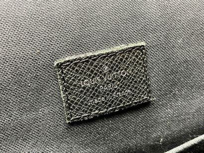 Louis VUITTON 
Mixed shoulder bag in black...