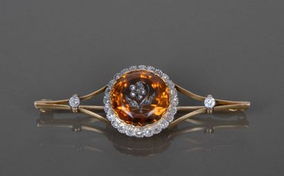 Brooch in 750°. gold set with a topaz or...