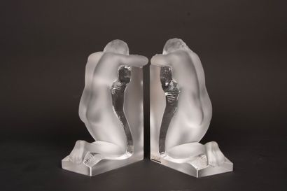 LALIQUE France.
Paire de serre-livres 