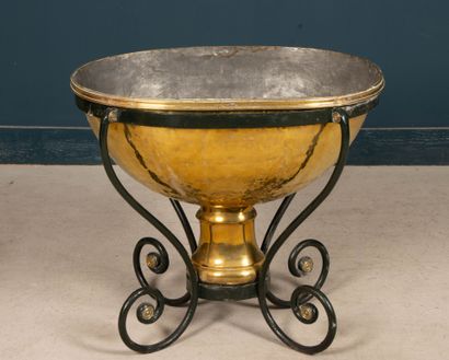Brass brazier on wrought-iron base. 
71 x...