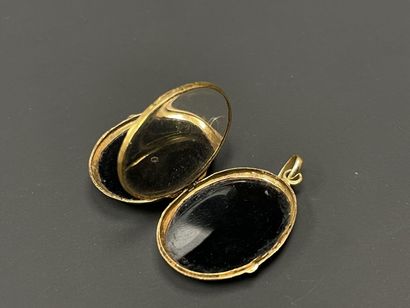 Gold and onyx medallion pendant.
750/°° gold
2.5...