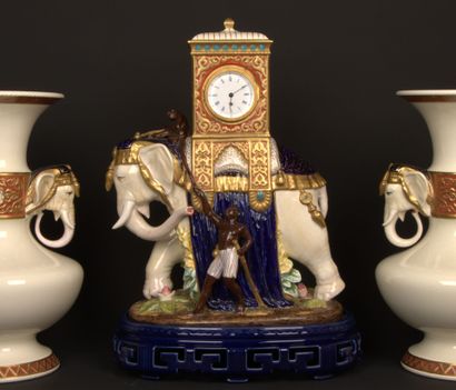 GIEN
Importante garniture à l'éléphant.
Composée...