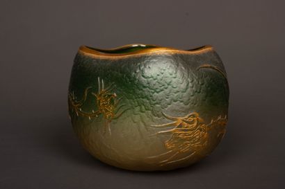 DAUM: 
Vase en cristal vert à décor gravé...