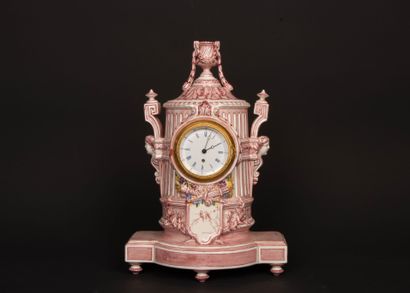 GIEN
Pendule borne en faïence à décor en...