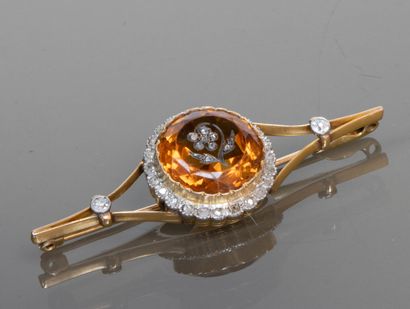 Brooch in 750°. gold set with a topaz or...