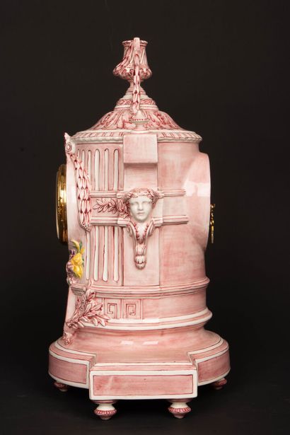 GIEN
Pendule borne en faïence à décor en...