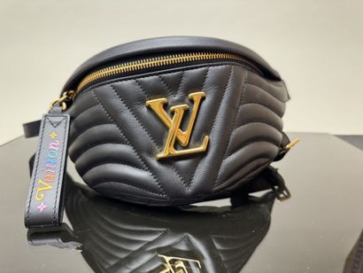 LOUIS VUITTON
Black leather fanny pack. Bum...