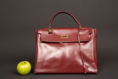 HERMÈS Paris. 
32cm Kelly Sellier bag in...