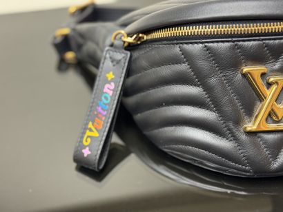 LOUIS VUITTON
Black leather fanny pack. Bum...