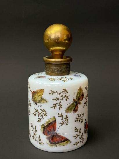 GUERLAIN 
Flacon cylindrique en opaline,...
