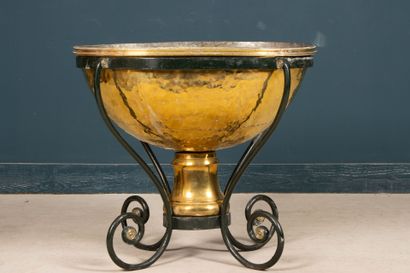 Brass brazier on wrought-iron base. 
71 x...