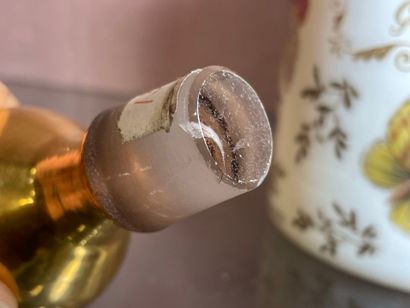 GUERLAIN 
Flacon cylindrique en opaline,...