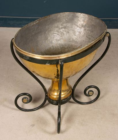 Brass brazier on wrought-iron base. 
71 x...