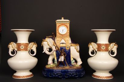 GIEN
Importante garniture à l'éléphant.
Composée...