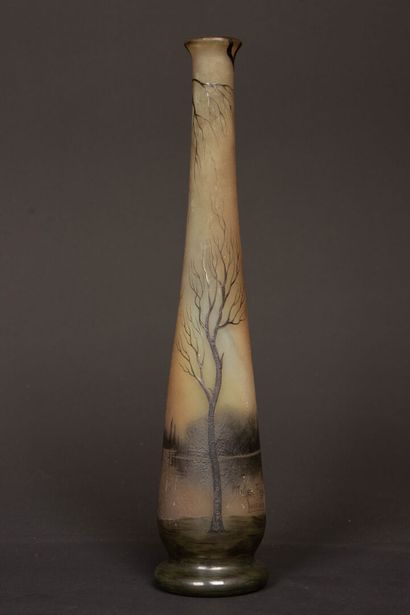 MULLER Frères.
Vase soliflore en verre dégagé...
