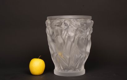 LALIQUE France. 
Vase modèle 