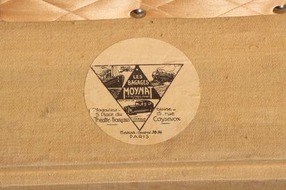 MOYNAT Malle de voyage en bois recouverte...