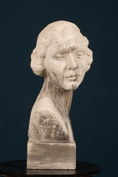 Buste de femme en pierre sculptée. Années...