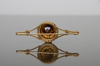 Brooch in 750°. gold set with a topaz or...