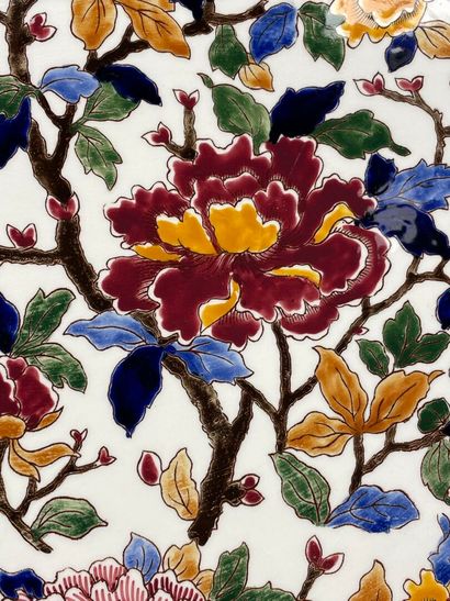 GIEN 
Grand plat en faience, décor pivoines....