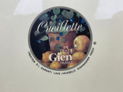 GIEN. modèle cueillette. 
Plat en faïence....