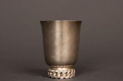 JEAN DESPRÉS (1889-1980) 
Timbale en métal...