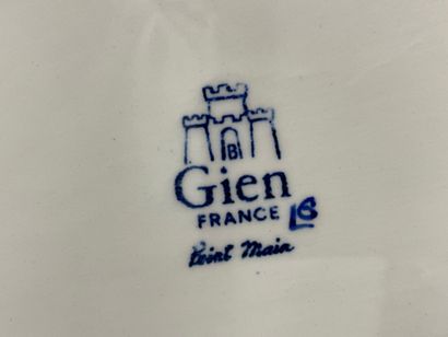 GIEN 
Grand plat en faience, décor pivoines....