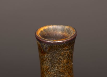 Deux vases en grès de Puisaye modernes 
Signatures...
