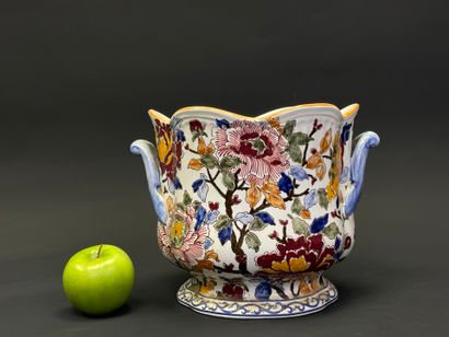 GIEN. 
Cache pot, modèle Pivoine
H. :21 cm....
