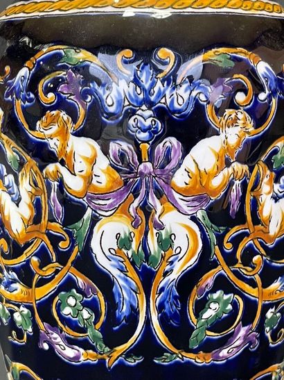 GIEN
Vase monté en lampe, modèle Renaissance...