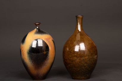 Deux vases en grès de Puisaye modernes 
Signatures...