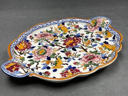 GIEN 
Grand plat en faience, décor pivoines....