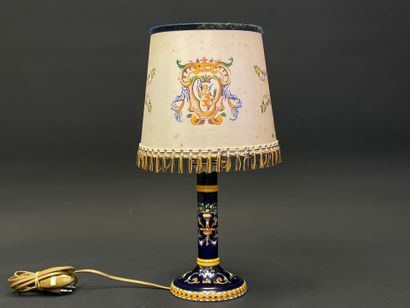 GIEN. 
Bougeoir monté en lampe, modèle Renaissance...