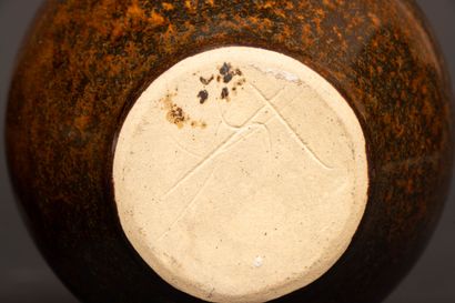 Deux vases en grès de Puisaye modernes 
Signatures...