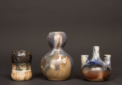 Deux vases et pique fleurs en grès de Puisaye...
