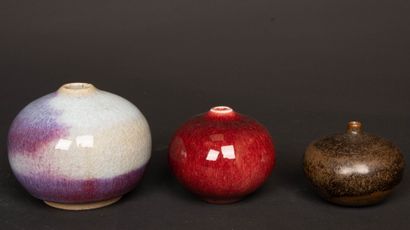 Trois petits vases boules en grès de Puisaye...